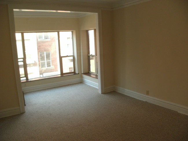 Building Photo - Large 1BR w/Heat!  51st King Dr