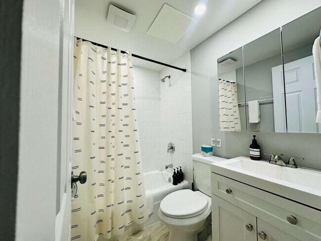 Foto del edificio - 3161 N Cambridge Ave