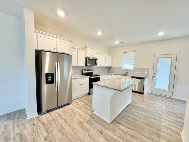 Building Photo - 3 Br 2.5 Ba townhome at Kincaid Commons co...