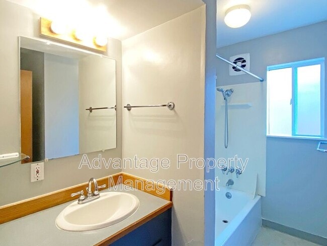 Foto del edificio - 1832 NW Garryanna St