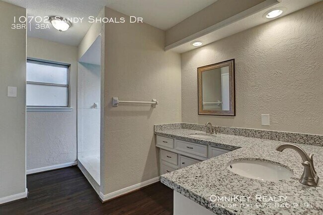 Foto del edificio - 10702 Sandy Shoals Dr
