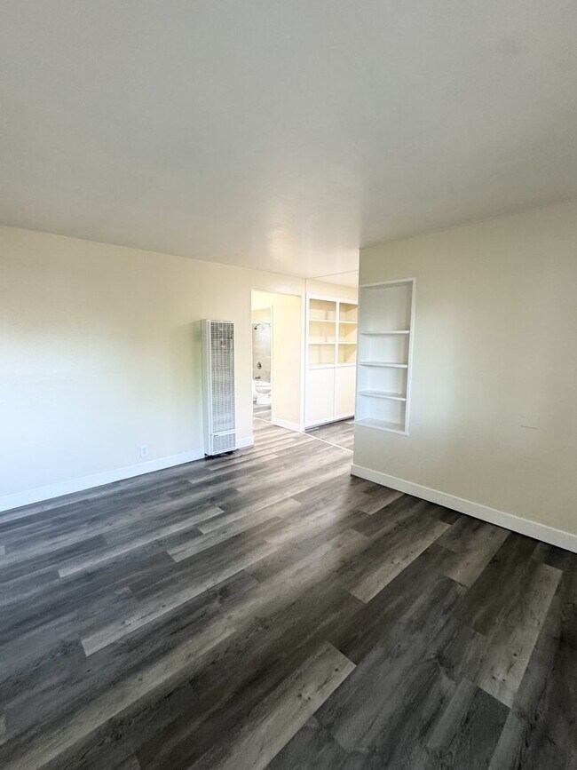 Foto del edificio - Move-In Special; Downstairs One Bedroom + Private Patio – Available Now! SEE VIDEO