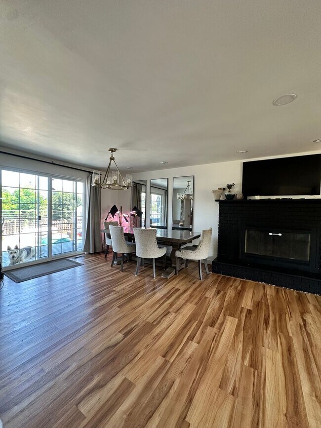 Foto del edificio - Gorgeous single- family home with Detached...