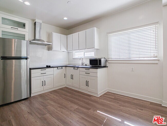 Foto del edificio - 338 1/2 S Wilton Pl