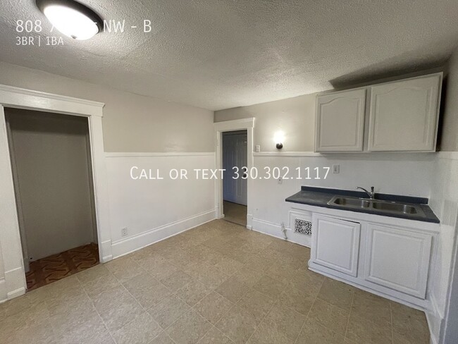 Building Photo - Three bedroom one bathroom second level ap...