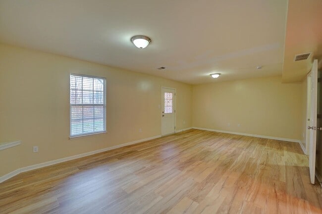 Building Photo - 536 Van Dyke Cir