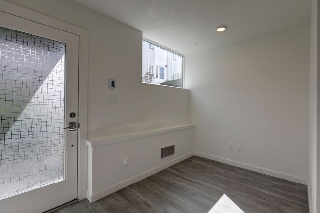 Building Photo - Stylish Capitol Hill Townhouse Living | 2 Bed + Den + Rooftop