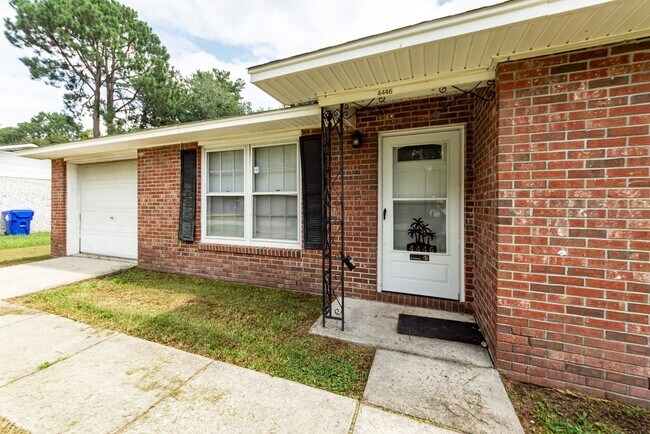 Foto del edificio - 3 Bedroom, 1 Bathroom Home in Woodside Manor - Ladson