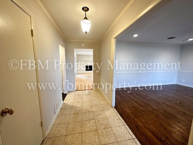Foto del edificio - 1501 E. Ennis Ave. - Spacious 3 Bedroom, 3...