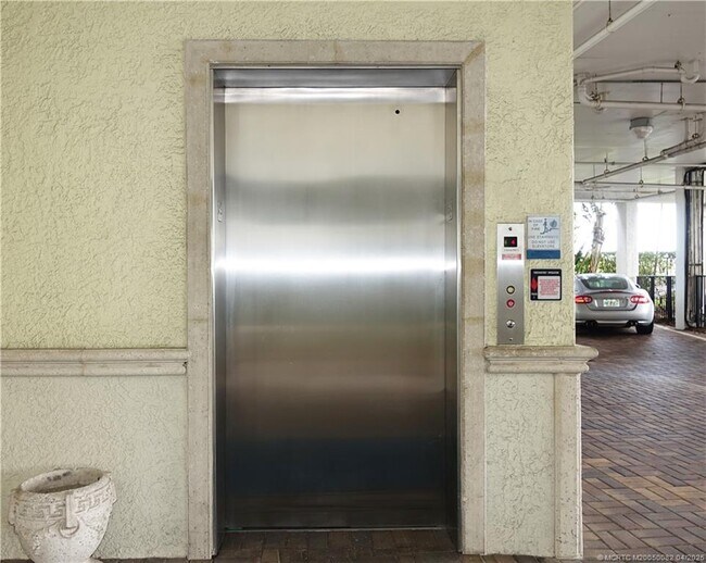 Building Photo - 975 NW Flagler Ave