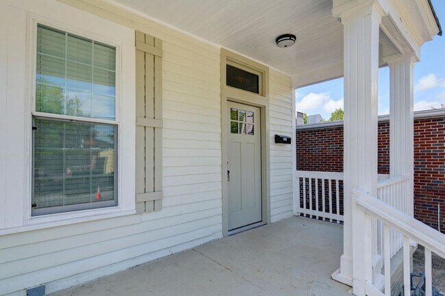 Foto del edificio - Pre-Leasing for the 26-27 School Year! - M...