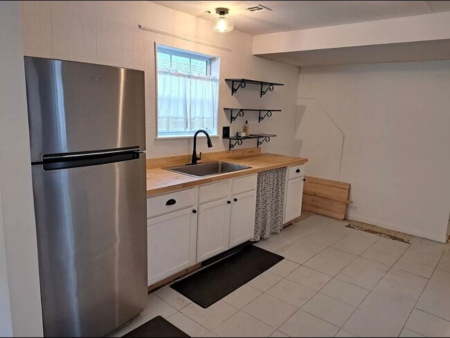 Building Photo - 205 N Elm St