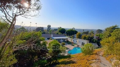 Building Photo - 255 Camino Del Cerro Grande