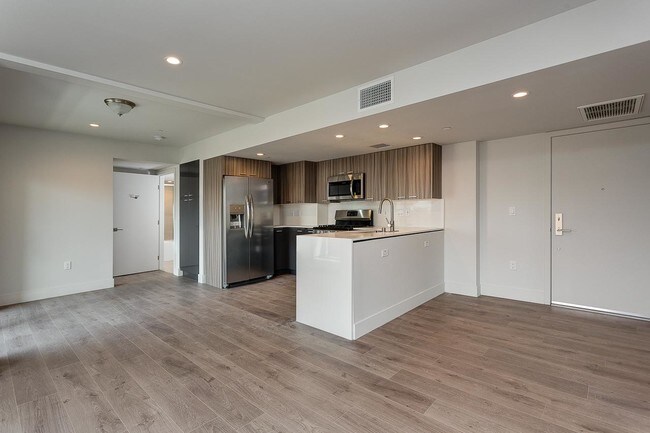 Building Photo - 2 bedroom in Los Angeles CA 90028