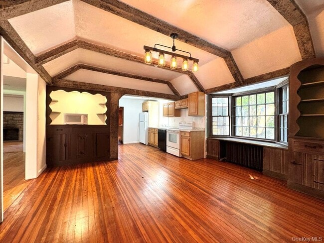 Building Photo - 560 Taxter Rd