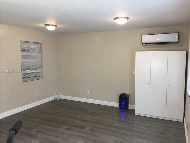 Foto del edificio - 32 NE 169th St