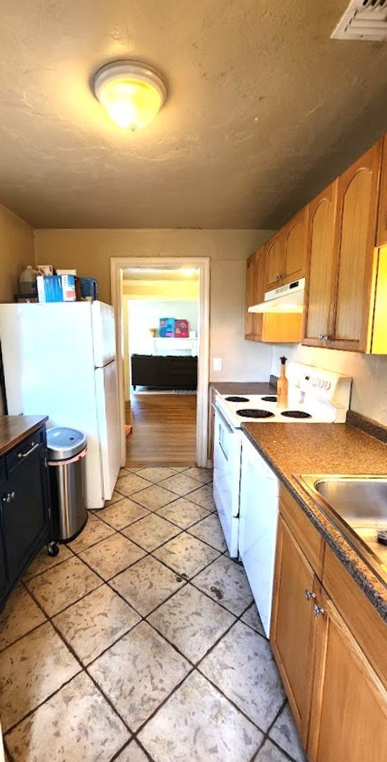 Building Photo - Super Cute 3 Bedroom 1 Bath Cottage in the DOUGLAS PLACE ADD NW OKC