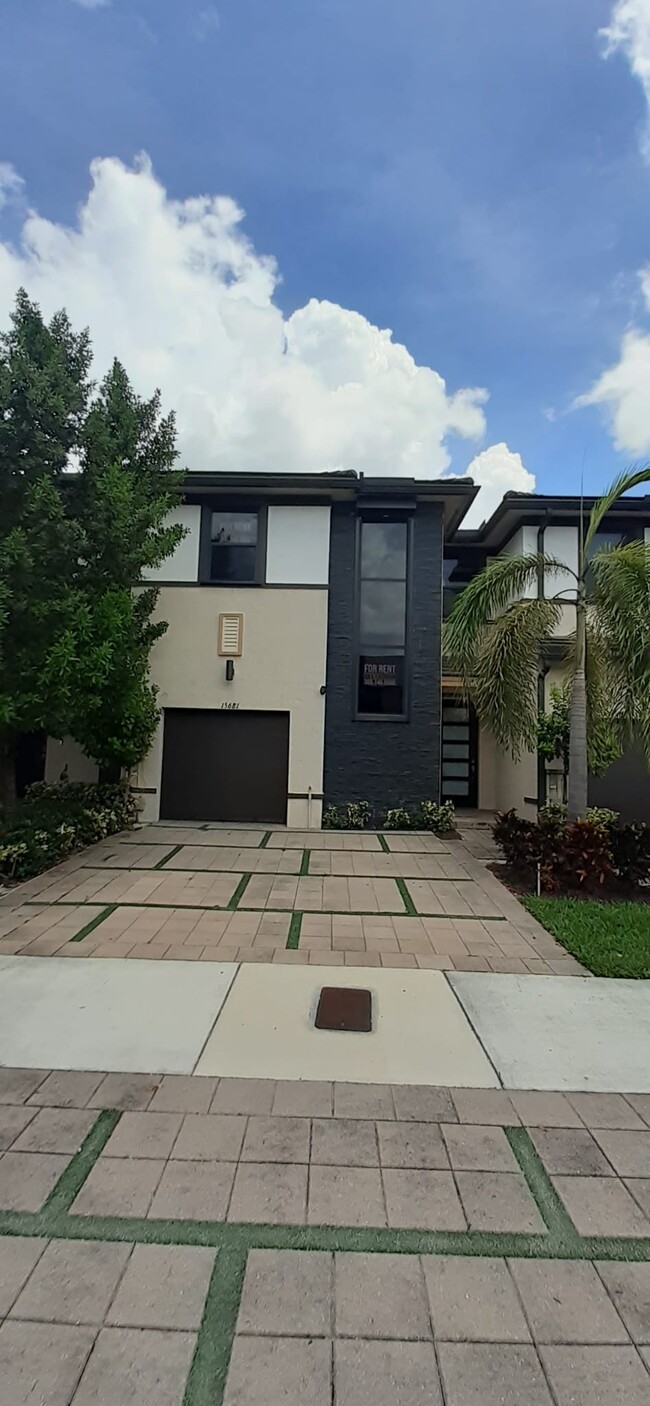 Foto del edificio - 15680 NW 91st Ct