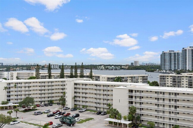 Building Photo - 18011 Biscayne Blvd
