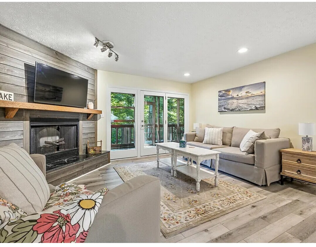 Living room - 9473 S Pointe Retreat Dr