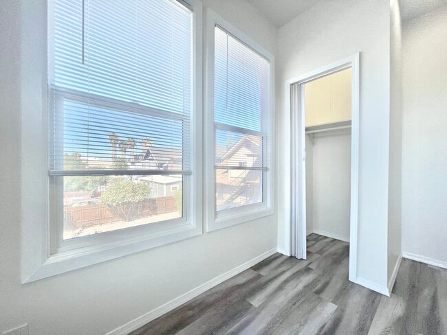 Building Photo - 158 E 35th St