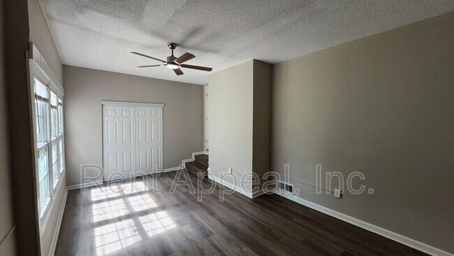 Foto del edificio - 1007 Strawberry Ln