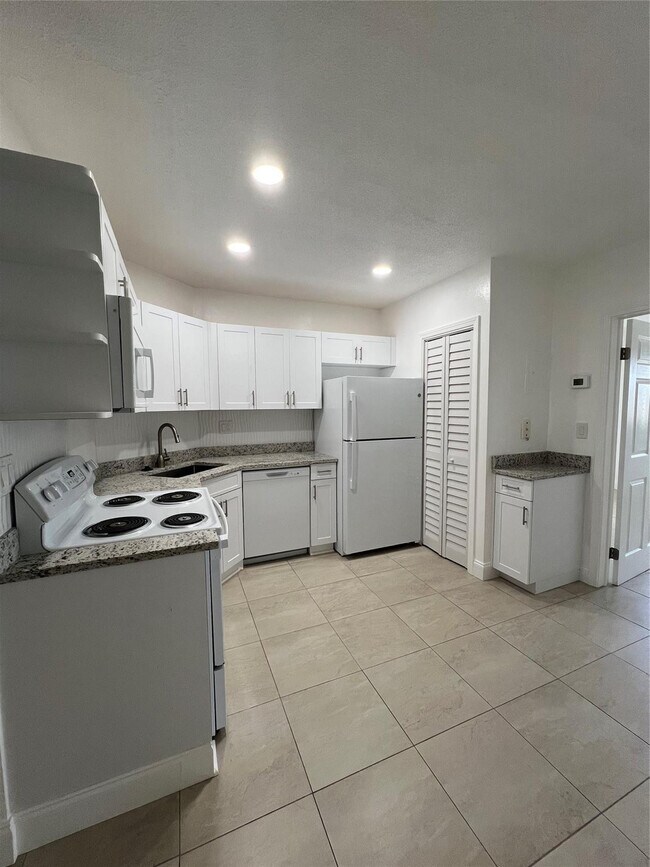 Foto del edificio - 2550 NE 51st St