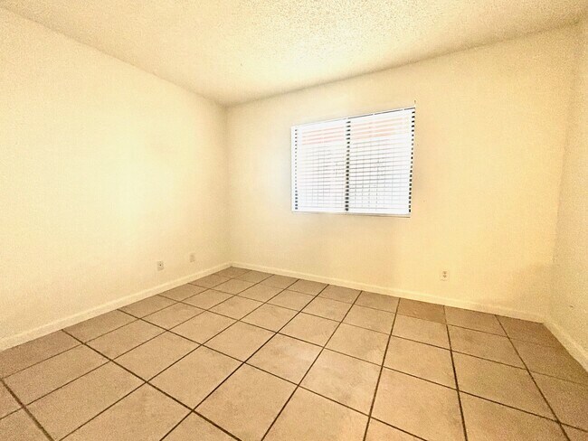 Foto del edificio - 1701 E Katie Ave
