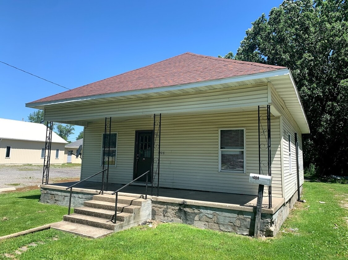 1308 E Boulevard St, Marion, IL 62959 House Rental in Marion, IL
