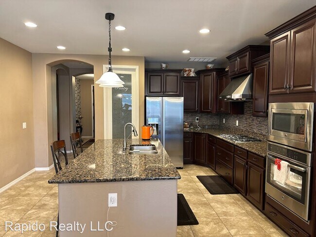 Building Photo - 5 br, 3 bath House - 229 E Horseshoe Dr