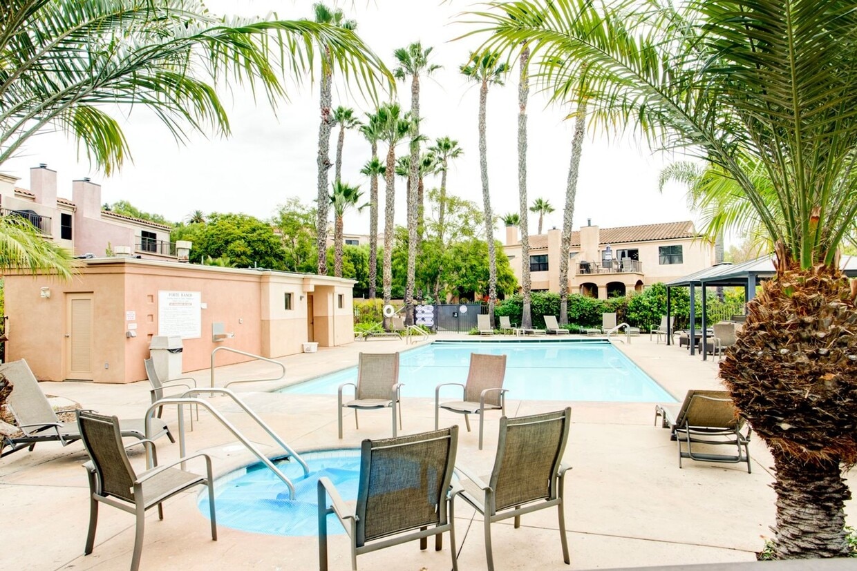 Foto principal - Bright & Airy 3bd/2bth End Unit Condo in F...