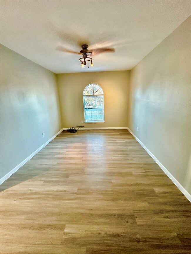 Building Photo - 1102 Serenada Dr