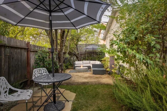 Building Photo - Furnished or Unfurnished 2 Bedroom- 1 Bath...