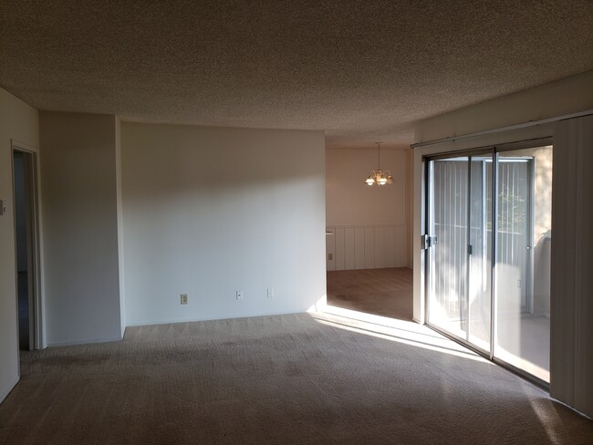 Building Photo - 530 W Knoll N Dr
