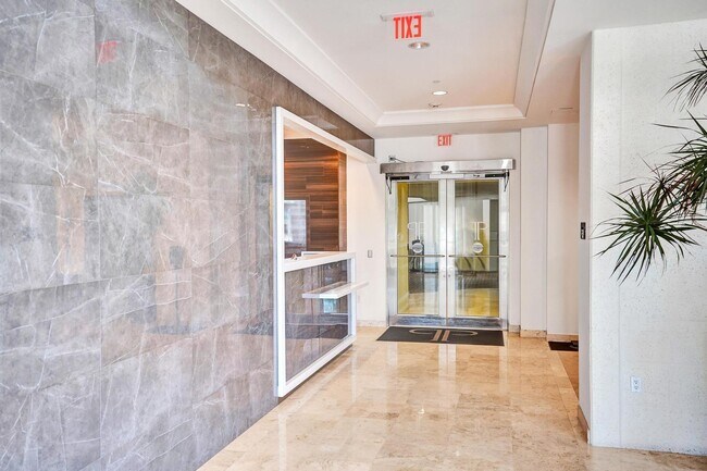 Foto del edificio - 99 SE Mizner Blvd