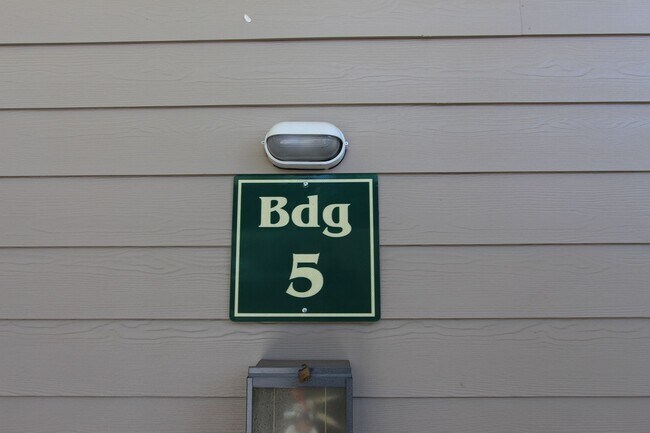 Building Photo - AVAILABLE NOW! Ground Level 2-Bedroom Cond...