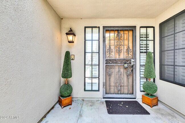 Building Photo - 8889 E Meadow Hill Dr