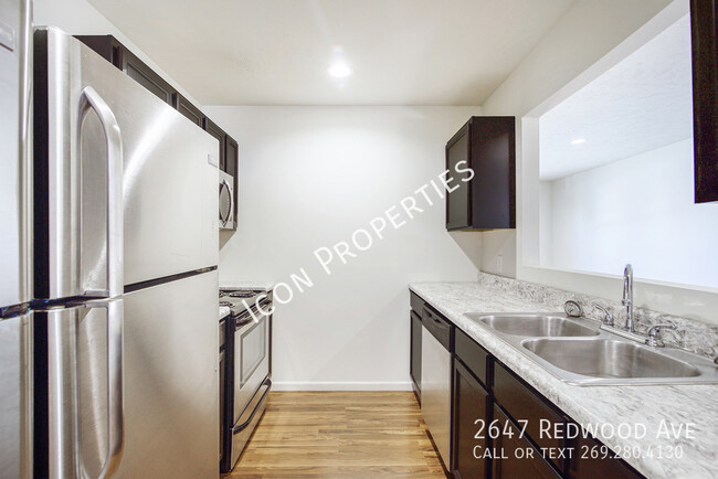 Foto del edificio - 2647 Redwood Ave