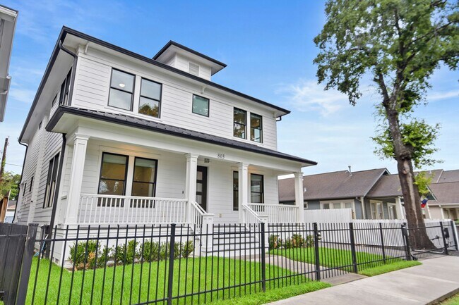 Building Photo - Luxury 3-Bed Home with Solar Panels, Tesla...