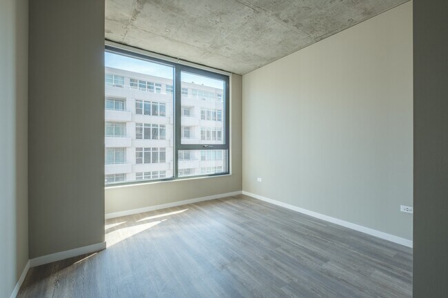 Building Photo - 929 W Washington Blvd