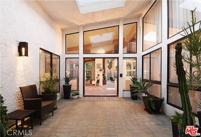 Foto del edificio - 6508 Via Baron