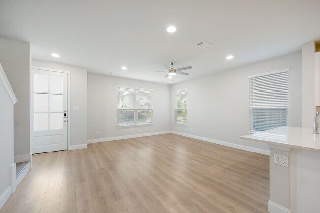 Building Photo - Modern 3 Bedroom, 2.5 Bath Townhome in a Gated Community for Lease!