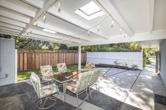 Building Photo - Enjoy a Freshly Remodeled 3 Bed, 2 Bath Ho...