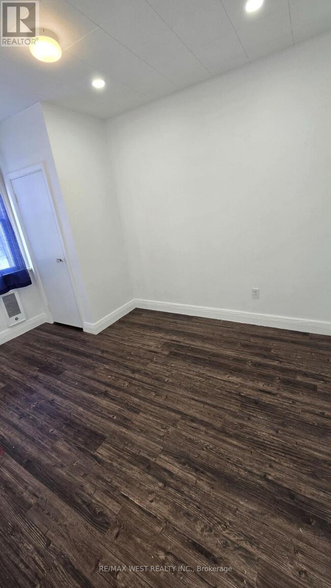 Building Photo - 328 Little Ave