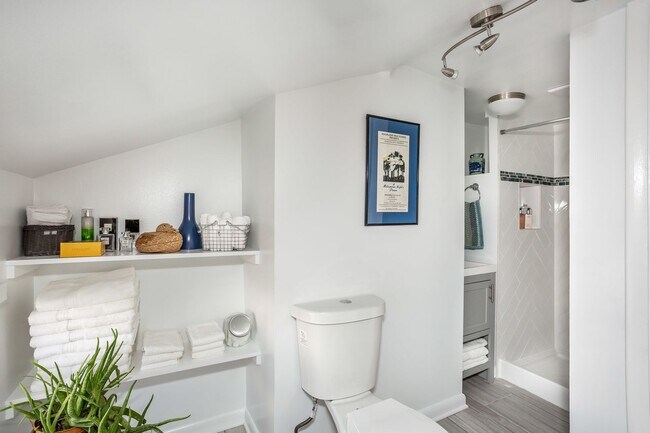 Foto del edificio - Modern 2-bedroom Barre Circle Home ~ 2 Car...