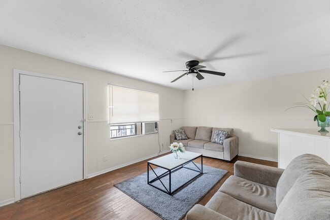 Building Photo - 2806 Delano St