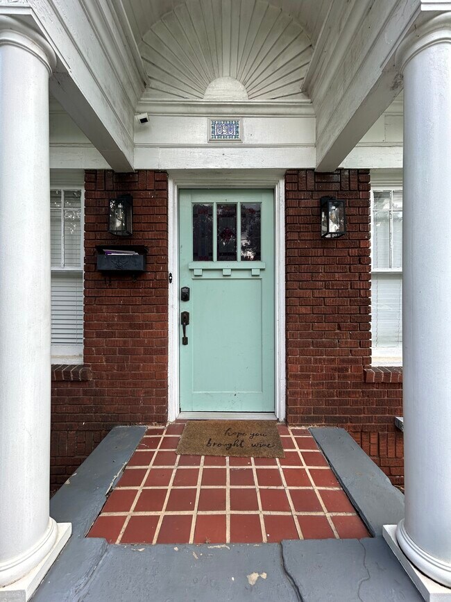 Foto del edificio - 690 Woodland Ave SE