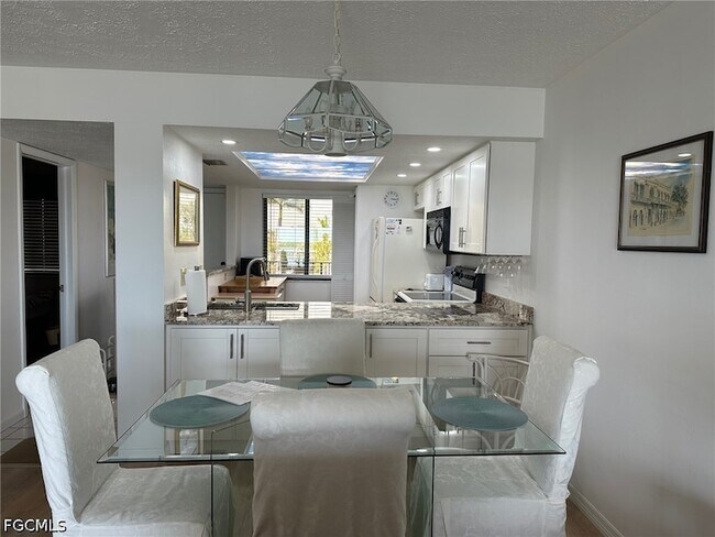 Foto del edificio - 4835 Bonita Beach Rd SW