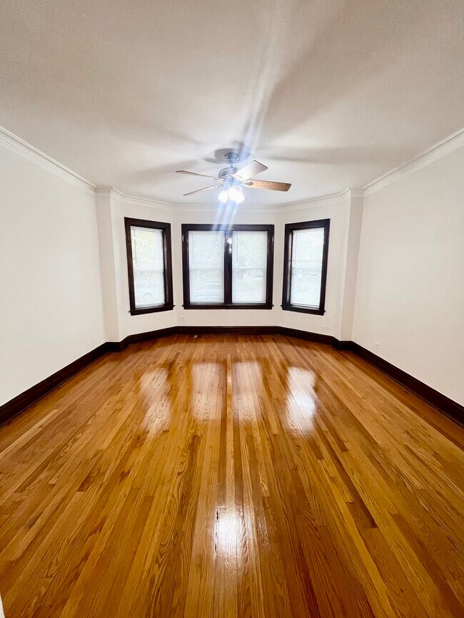 Foto del edificio - 2320 N Leclaire Ave