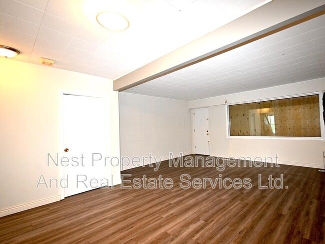 Building Photo - 594 Central St E